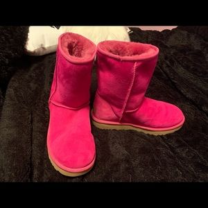 UGG “Classic Short II” Boot in the shade Fuchsia